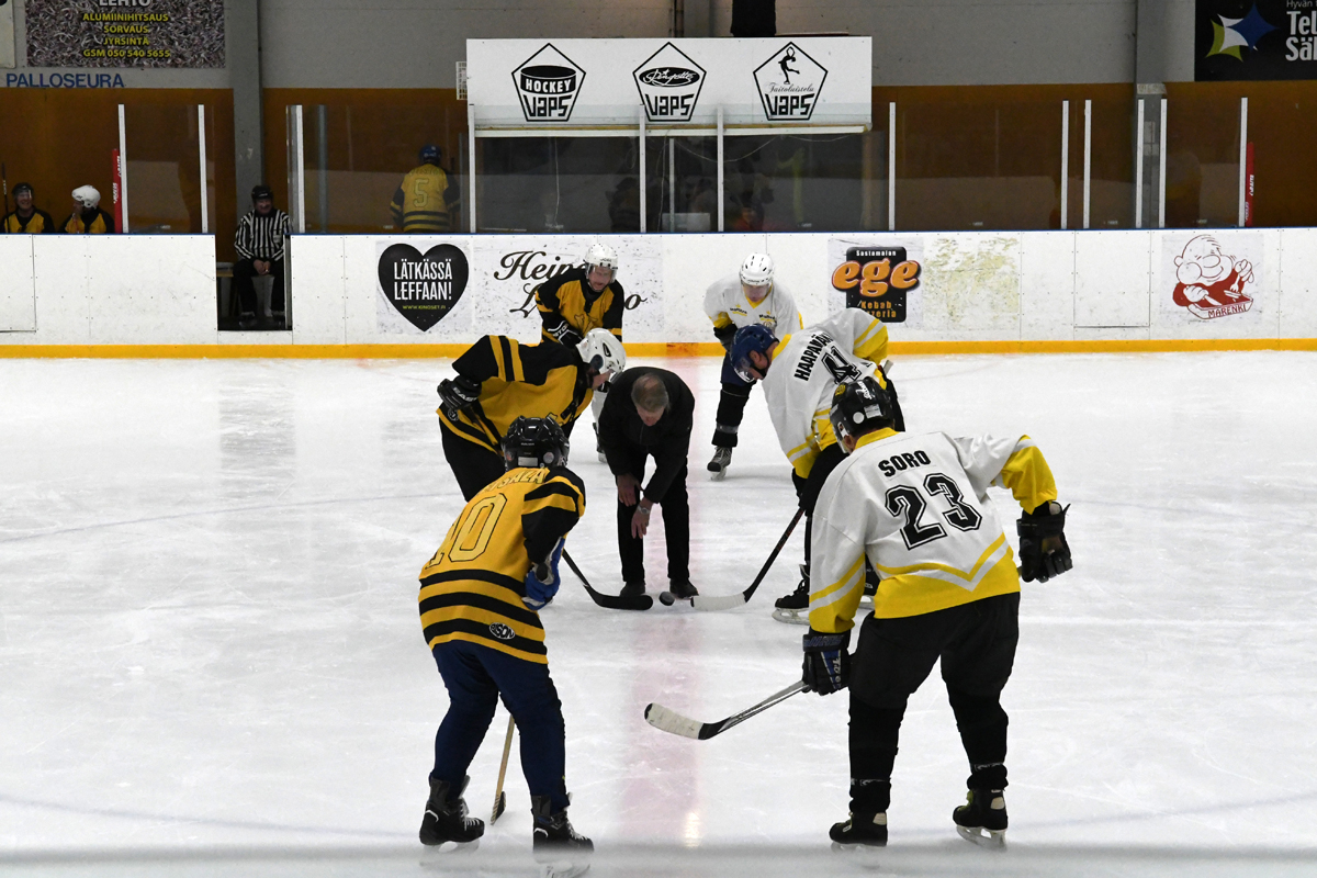 Aloituskiekko putoaa